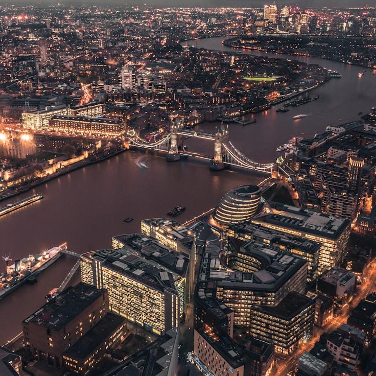 Parents evaluating schools in Portugal